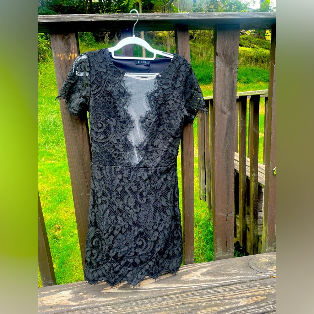 Storia | Illusion Neckline Lace Mini Dress | Medium | Black